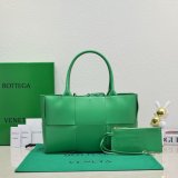 UK BOTTEGA VENETA Medium Arco Tote Bag 36CM