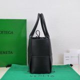 UK BOTTEGA VENETA Medium Arco Tote Bag 36CM