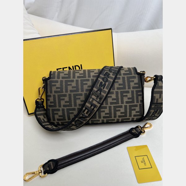 7 Star fendi Cheap Medium Iconic Baguette handbag