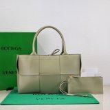 UK BOTTEGA VENETA Medium Arco Tote Bag 36CM