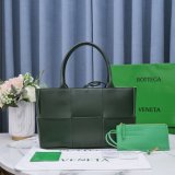 UK BOTTEGA VENETA Medium Arco Tote Bag 36CM