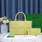 UK BOTTEGA VENETA Medium Arco Tote Bag 36CM