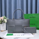 UK BOTTEGA VENETA Medium Arco Tote Bag 36CM